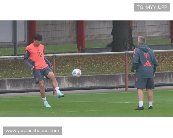 拜仁官方发布穆西亚拉回归训练场视频 复出步伐渐近球队期待他重返赛场